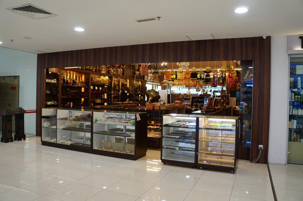 Greens Hotel & Suites Бинтулу Экстерьер фото